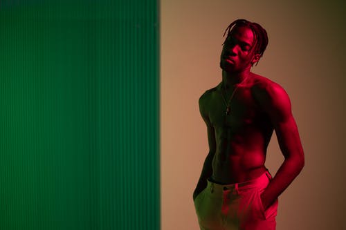 有关拍照片, 摆姿势, 红灯的免费素材图片