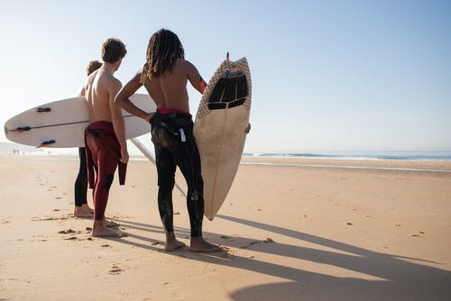 有关握住, 海滩, 男人的免费素材图片