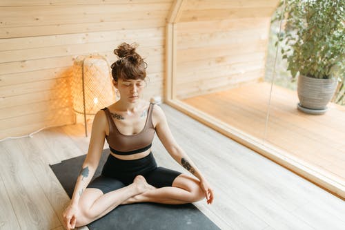 有关glamping, padmasana, 健康生活的免费素材图片