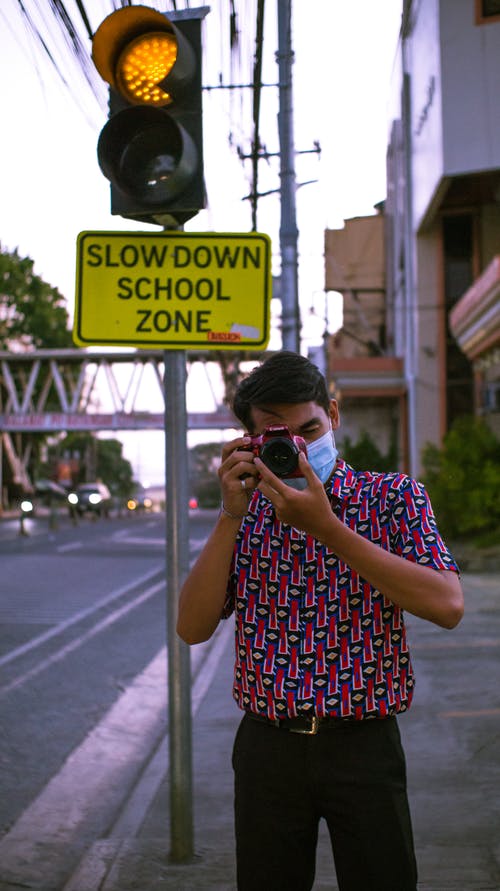 有关3C用品, 交通标志, 人的免费素材图片