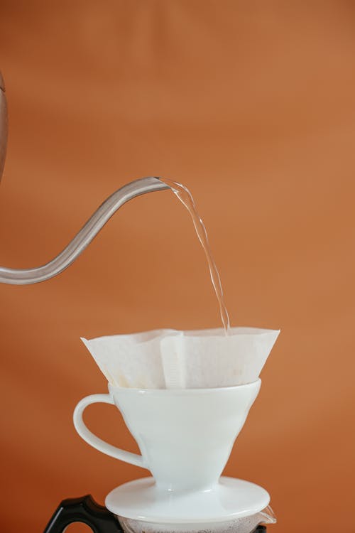 白色陶瓷茶杯和不锈钢勺子 · 免费素材图片
