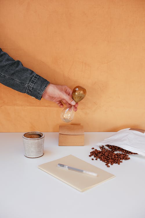 有关咖啡豆, 手, 时间的免费素材图片