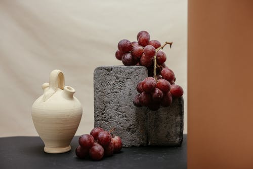 灰色的混凝土桌子上的红色圆形水果 · 免费素材图片