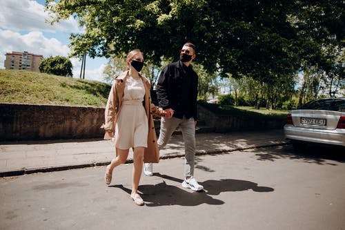 有关一对, 口罩, 户外的免费素材图片