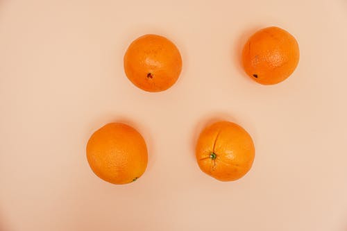 白色表面上的橙色水果 · 免费素材图片