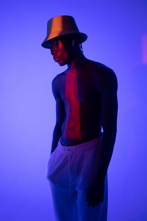 有关半裸, 严肃, 摆姿势的免费素材图片