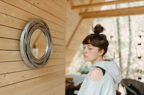 有关刘海, 发髻, 在家的免费素材图片