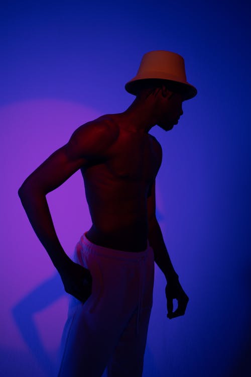 有关半裸, 垂直拍摄, 站立的免费素材图片