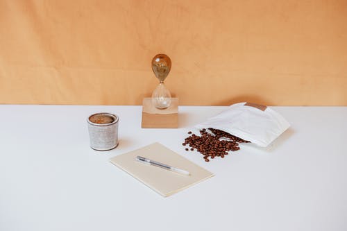 有关咖啡豆, 时间, 沙漏的免费素材图片