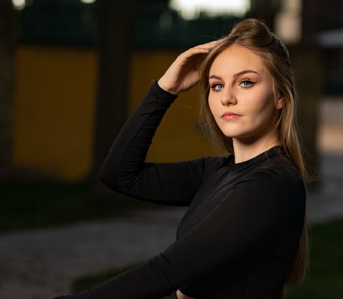 有关修理头发, 女人, 摆姿势的免费素材图片