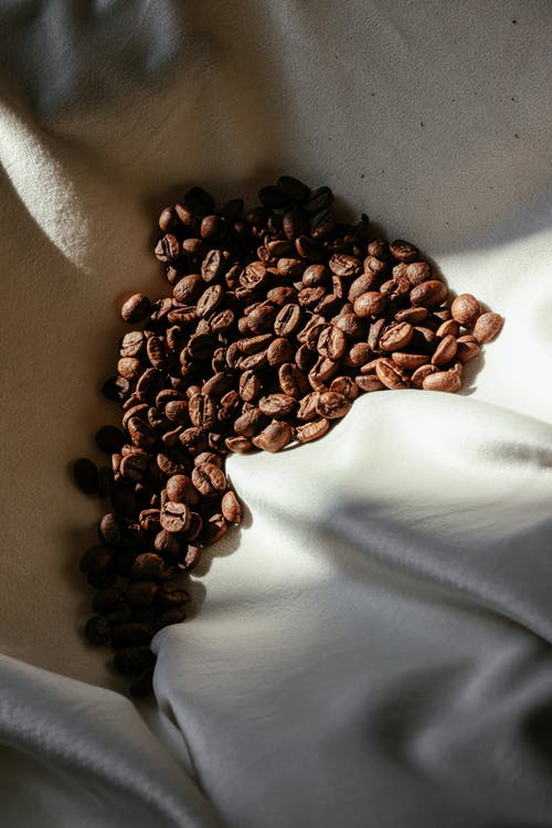 有关咖啡豆, 垂直拍摄, 白布的免费素材图片