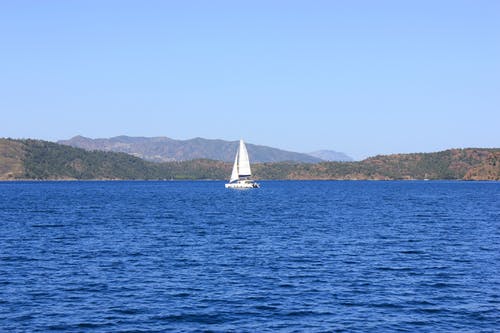 有关山, 帆船, 水波的免费素材图片