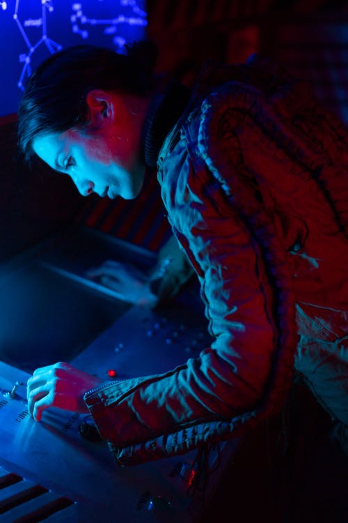 红色和黑色外套的男人 · 免费素材图片