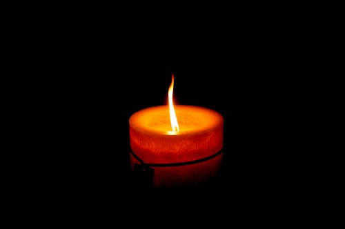 有关漆黑, 点燃的蜡烛, 蜡烛的免费素材图片