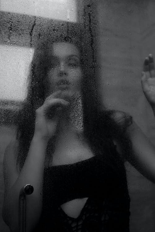 有关单色, 垂直拍摄, 女人的免费素材图片