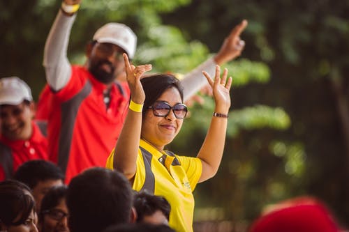 有关墨镜, 女人, 欢呼的免费素材图片