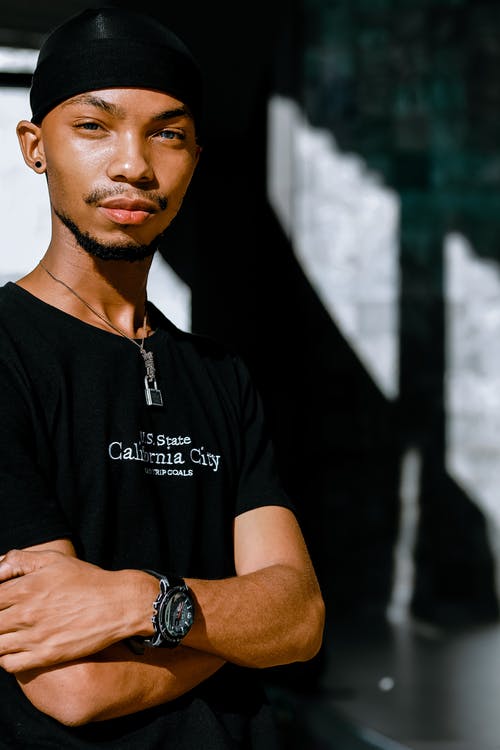 有关交叉双臂, 人, 光的免费素材图片