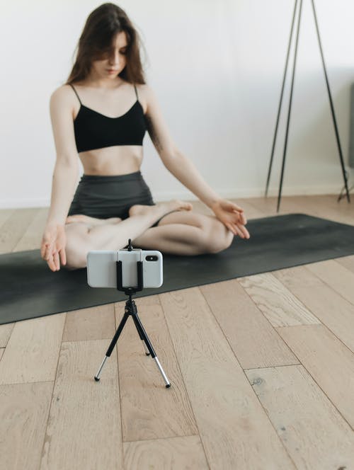 有关在地上, 垂直拍摄, 女人的免费素材图片