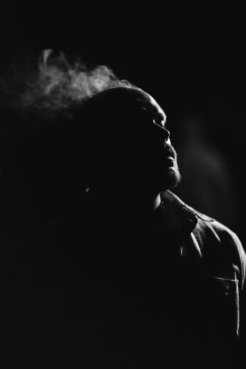 有关垂直拍摄, 抽烟, 灰阶的免费素材图片