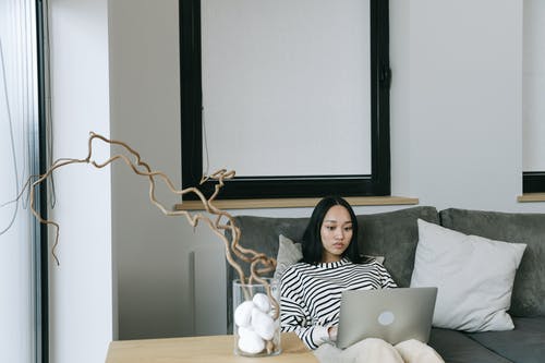 有关在家工作, 坐, 女人的免费素材图片