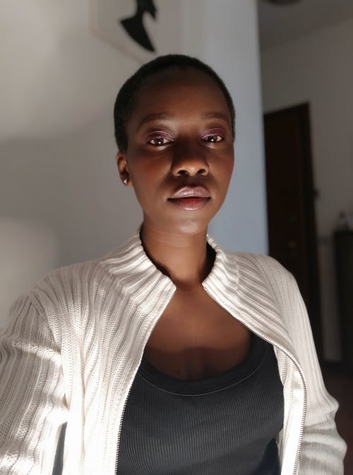 有关女人, 白色开衫, 看着相机的免费素材图片