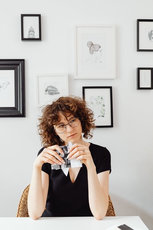 有关咖啡色头发的女人, 坐, 垂直拍摄的免费素材图片