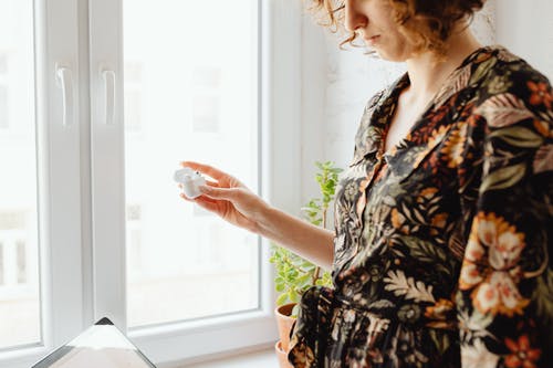 有关airpods, 人, 女人的免费素材图片