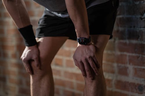 戴黑色手表和灰色衬衫的人 · 免费素材图片