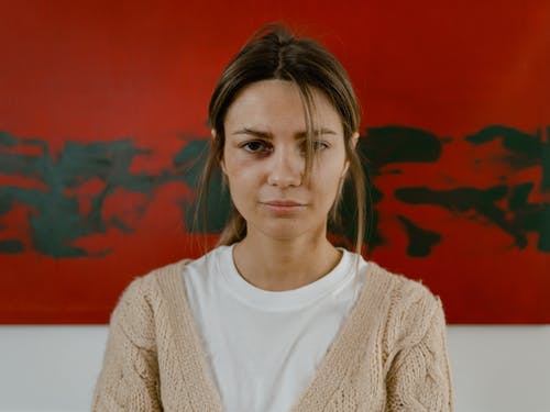 白色针织毛衫的女人 · 免费素材图片