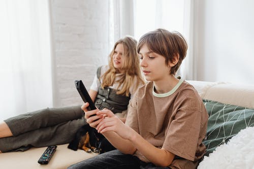 有关兄弟姐妹, 坐, 女孩的免费素材图片