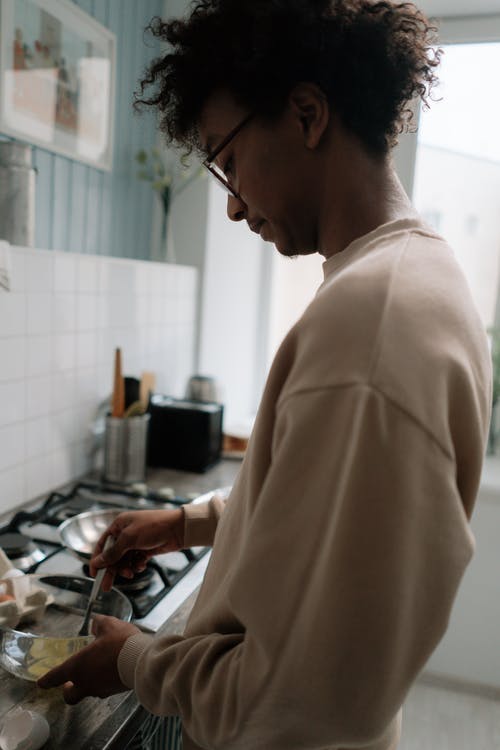 有关人, 垂直拍摄, 室内的免费素材图片