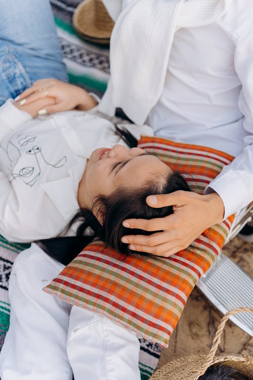 躺在床上的白色长袖衬衫的女人 · 免费素材图片