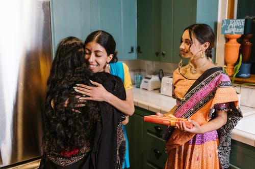 有关传统服装, 友谊, 女性的免费素材图片