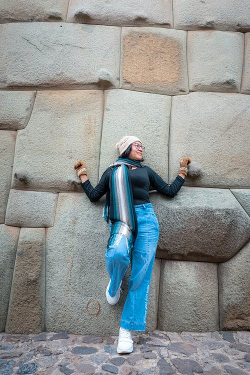 有关（顶部有小羊毛球的）羊毛帽子, 围巾, 垂直拍摄的免费素材图片