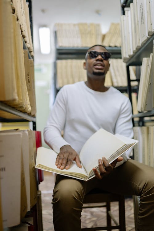 有关人, 图书馆, 坐的免费素材图片