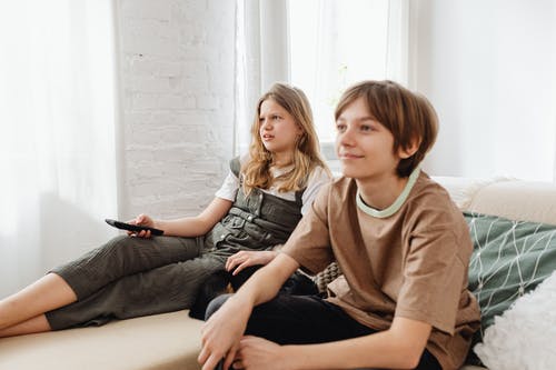 有关兄弟姐妹, 坐, 女孩的免费素材图片