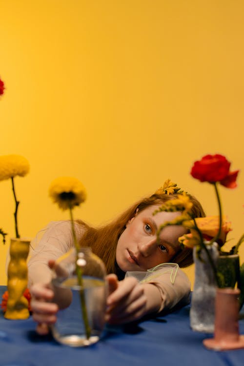 有关垂直拍摄, 女人, 握住的免费素材图片