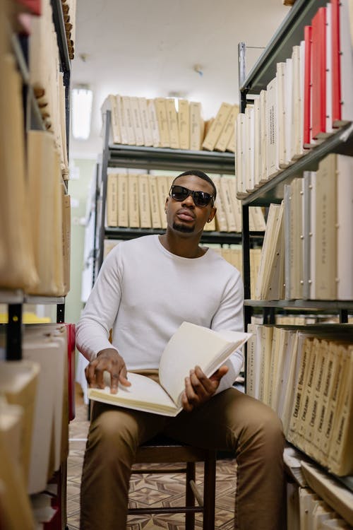 有关人, 图书馆, 坐的免费素材图片