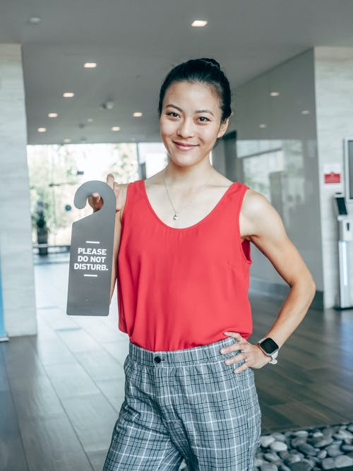 有关女人, 微笑, 挂标志的免费素材图片