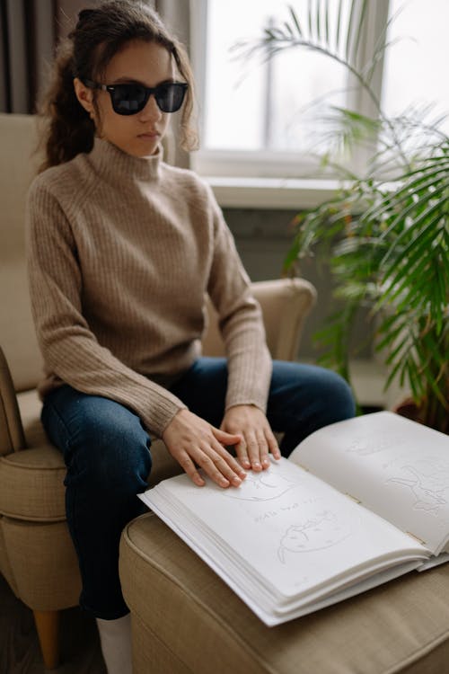 有关坐, 垂直拍摄, 墨镜的免费素材图片