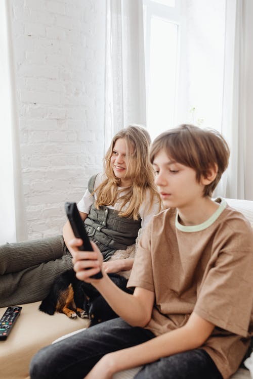 有关兄弟姐妹, 坐, 垂直拍摄的免费素材图片