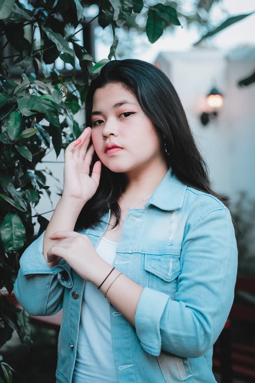 有关垂直拍摄, 摆姿势, 牛仔外套的免费素材图片