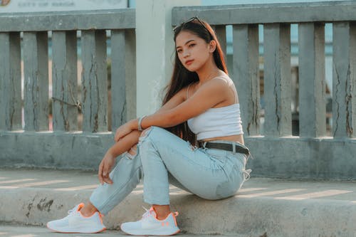 有关人行道, 坐, 女人的免费素材图片