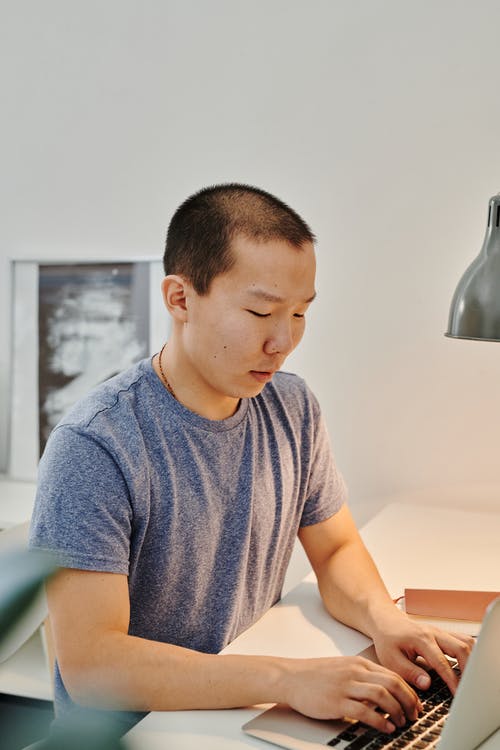 有关坐, 垂直拍摄, 工作的的免费素材图片