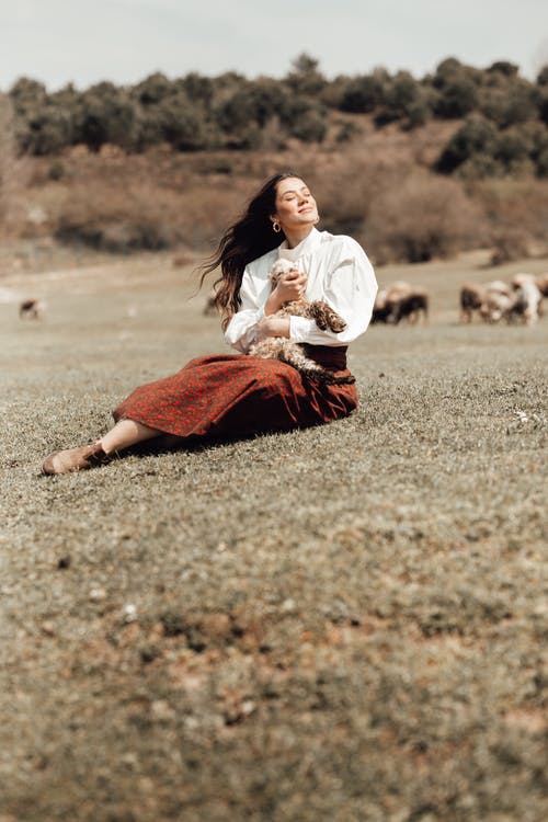 有关动物摄影, 咖啡色头发的女人, 坐的免费素材图片