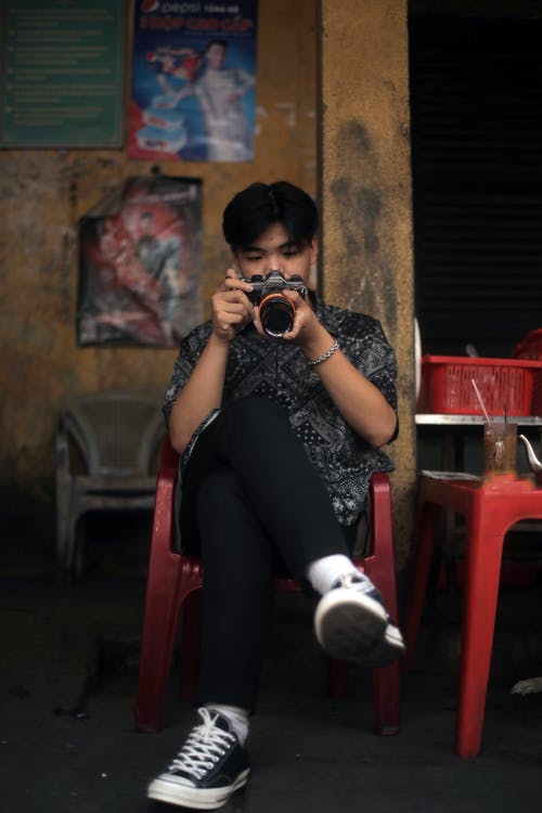 有关交叉的双腿, 人, 回顾的免费素材图片