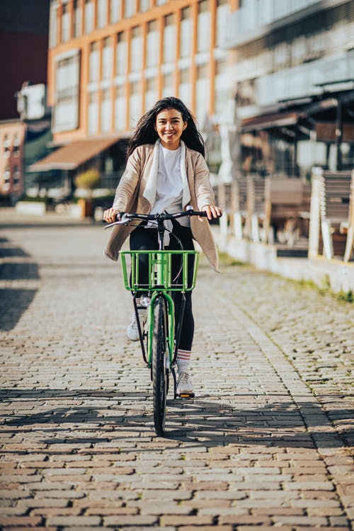 有关垂直拍摄, 女人, 小径的免费素材图片