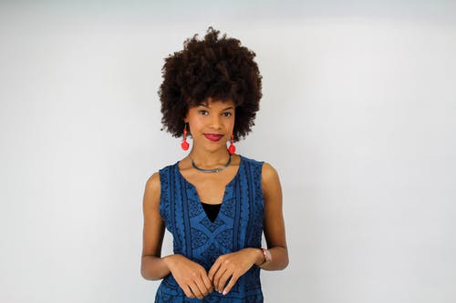 有关微笑, 爆炸头, 红唇的免费素材图片