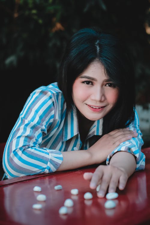 有关坐, 垂直拍摄, 女人的免费素材图片