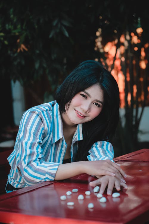 有关坐, 垂直拍摄, 女人的免费素材图片